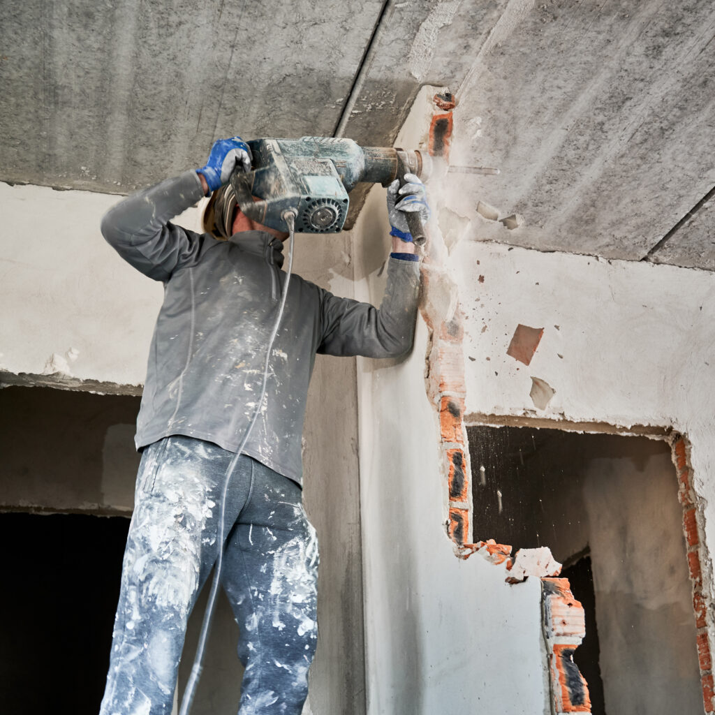 Abbruch einer Zwischenwand mit einem Perforator im Schlagverfahren. Überholung mit Abriss der angrenzenden Wände zur Vergrößerung des Wohnraums.